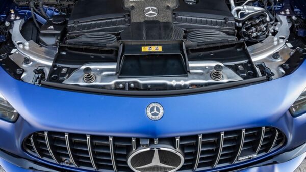 Mercedes torna al motore a combustione: arriva un nuovo V8