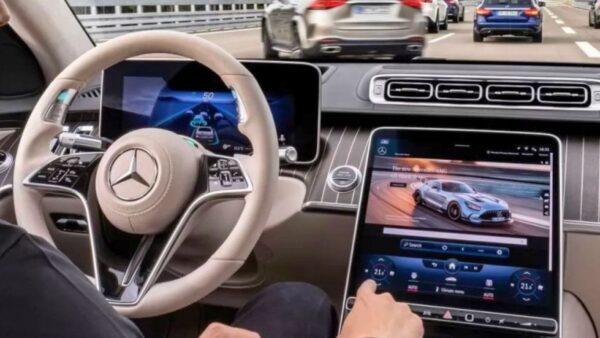 Mercedes e guida autonoma: luci turchesi per una comunicazione più chiara