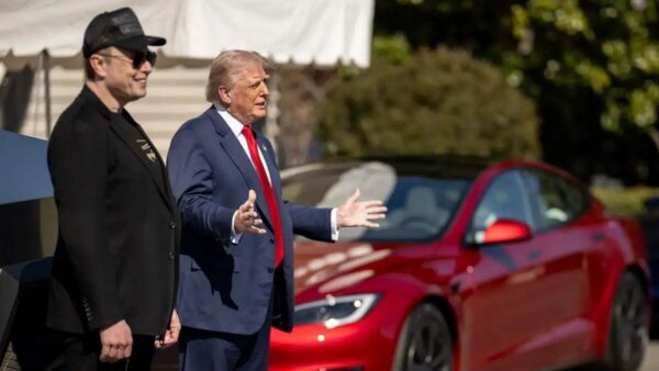 L'eco delle polemiche legate alla politica di Elon Musk non sembra aver scalfito il supporto di Donald Trump. Le difficoltà di Tesla in Borsa, con il titolo sotto pressione e le vendite in calo, sono passate in secondo piano. A quanto pare, Musk non è solo nel suo cammino. Il Presidente degli Stati Uniti, attraverso il suo account su Truth, ha manifestato un ampio appoggio a Musk, elogiando la sua dedizione e l’impegno per il paese. In un colpo da maestro, Trump ha anche annunciato che avrebbe acquistato una Tesla, dimostrando concretamente la sua solidarietà al CEO. E non si è fermato qui: non solo ha mantenuto la promessa, ma ha addirittura esagerato, organizzando una conferenza stampa con il gigante dell’auto elettrica come protagonista. La scena, con i modelli di Tesla in bella vista, ha suscitato curiosità. C’è chi si è chiesto: cosa c’entra un’auto con una conferenza politica? Ma in realtà, tutto si gioca su un’altra carta. Un'operazione di marketing subliminale? Oppure Trump stava solo rendendo omaggio al successo di una delle aziende più innovative d’America? Tesla, Trump e il Cybertruck: il futuro dell’auto americana? Il colpo di scena arriva quando Trump rivela di aver scelto una Tesla Model S Plaid rossa, senza sconto. Un atto che, al di là della sua veridicità, sembra un endorsement perfetto per l'immagine pubblica di Tesla. La Casa Bianca, sotto i riflettori, ha rivelato che Trump ha pagato il "prezzo pieno" per l’auto, come a voler sottolineare l’autenticità del suo gesto. Ma sarà davvero così semplice? Eppure, Trump non ha risparmiato parole di elogio per il Cybertruck. Il Presidente, con una buona dose di ironia, ha rivelato di aver subito adorato il design futuristico dell'auto. "Chi altro avrebbe progettato una cosa del genere?" ha detto. L'immagine di Tesla e di Musk ne esce vincente, anche se qualcuno si è chiesto se tutto questo non nasconda un conflitto d’interessi. Ma che importa? La politica è fatta anche di messaggi subliminali, giusto? Alla fine, tra auto, conferenze e dichiarazioni, quello che resta è l'eco di una collaborazione che sembra più marketing che sostegno politico genuino. In fondo, chi non amerebbe fare pubblicità a un prodotto di successo, soprattutto se il suo nome è Tesla?