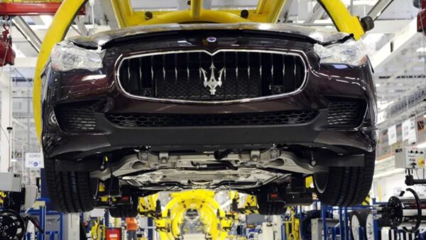 Maserati in crisi: operai in cassa integrazione destinati alla produzione in Serbia