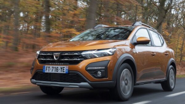 Dacia Sandero: restyling e motore ibrido per continuare a conquistare