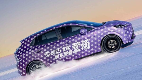 MG ha mostrato un'auto camuffata, suggerendo l'arrivo di nuovi modelli elettrici e ibridi in Europa nel 2025.