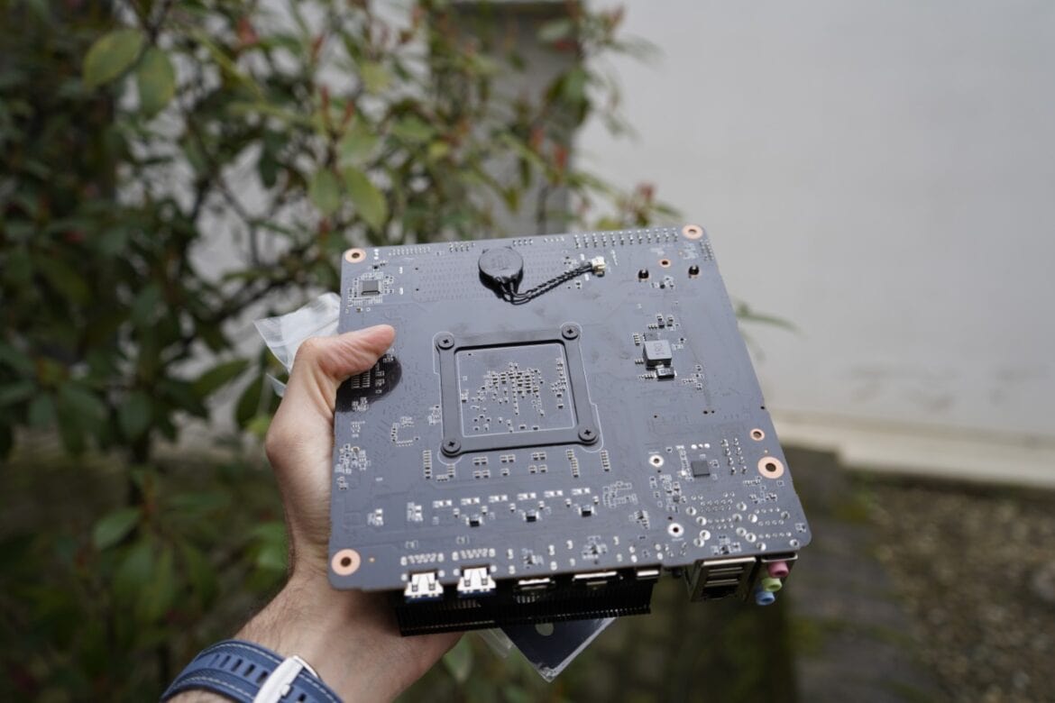 Minisforum BD795i SE (6)