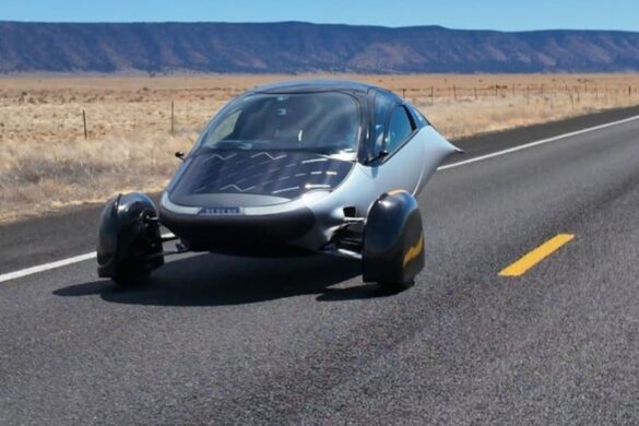 Aptera con le sue ruote solari compie il primo viaggio su strada
