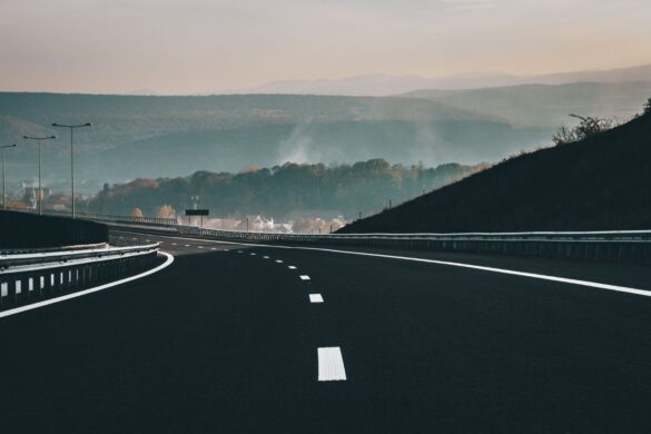 Asfalto auto-riparante: ecco la soluzione sostenibile per dire addio alle buche