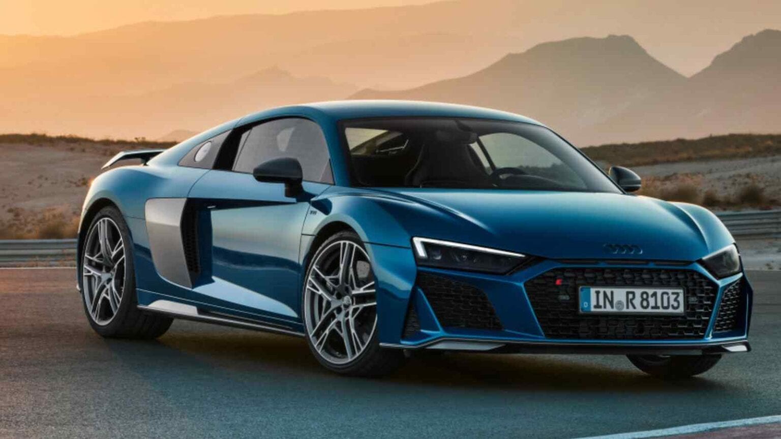 La nuova Audi R8, ibrida e da 907 CV, arriverà entro il 2027, sfidando le supercar più potenti con prestazioni da capogiro.