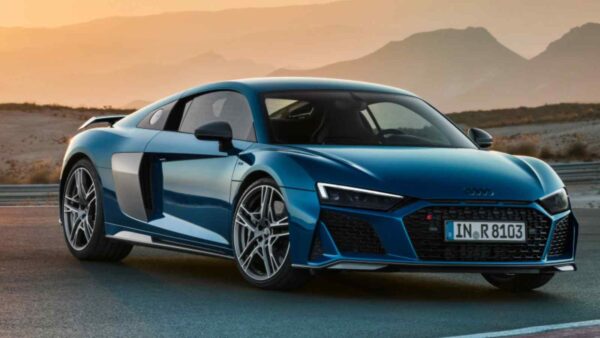 La nuova Audi R8, ibrida e da 907 CV, arriverà entro il 2027, sfidando le supercar più potenti con prestazioni da capogiro.