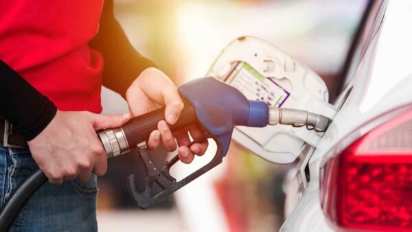 I prezzi della benzina e del diesel sono in calo, con risparmi significativi per chi fa il pieno nelle pompe no logo.