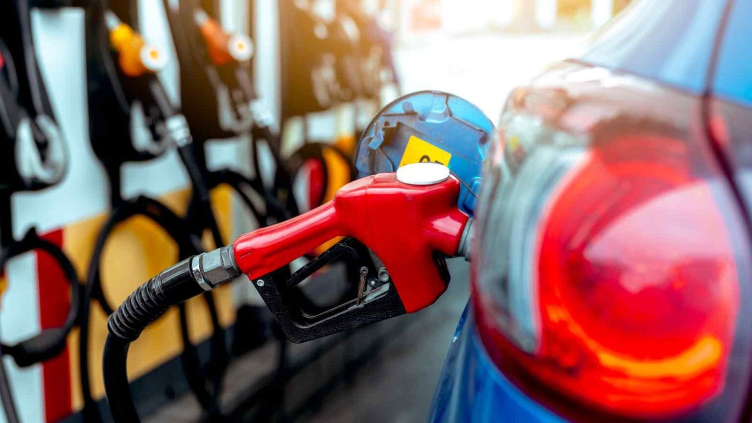 Il governo uniforma le accise tra benzina e diesel per raccogliere risorse, ma il pieno continua a pesare sul portafoglio degli italiani.