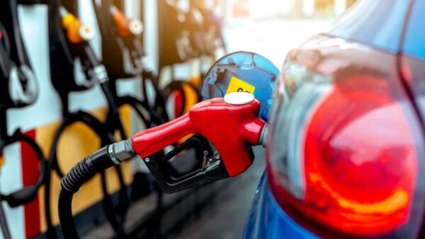 Il governo uniforma le accise tra benzina e diesel per raccogliere risorse, ma il pieno continua a pesare sul portafoglio degli italiani.