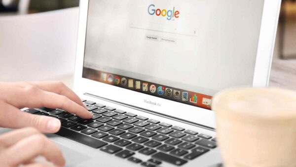 Google Chrome introduce scorciatoie nelle Custom Tabs, rendendo la navigazione più veloce e personalizzabile direttamente nelle app.