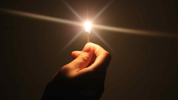 I ricercatori del CNR hanno trasformato la luce in un "supersolido", aprendo nuove possibilità per la fisica quantistica e la tecnologia.