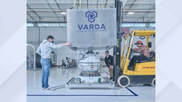 Varda Space lancia la capsula W-3 per testare tecnologie ipersoniche con l’Aeronautica USA, raggiungendo velocità oltre Mach 25.