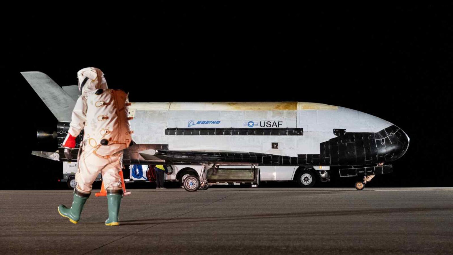L’X-37B è rientrato dopo 434 giorni in orbita, testando nuove manovre e tecnologie segrete che potrebbero rivoluzionare il volo spaziale.