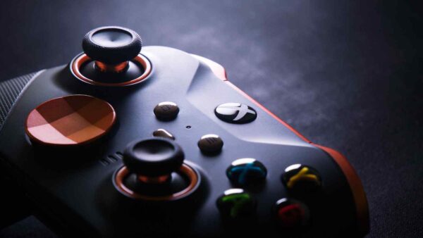 Microsoft sta intensificando i ban per gli utenti Xbox che usano VPN per acquistare giochi a prezzi più bassi da store esteri.