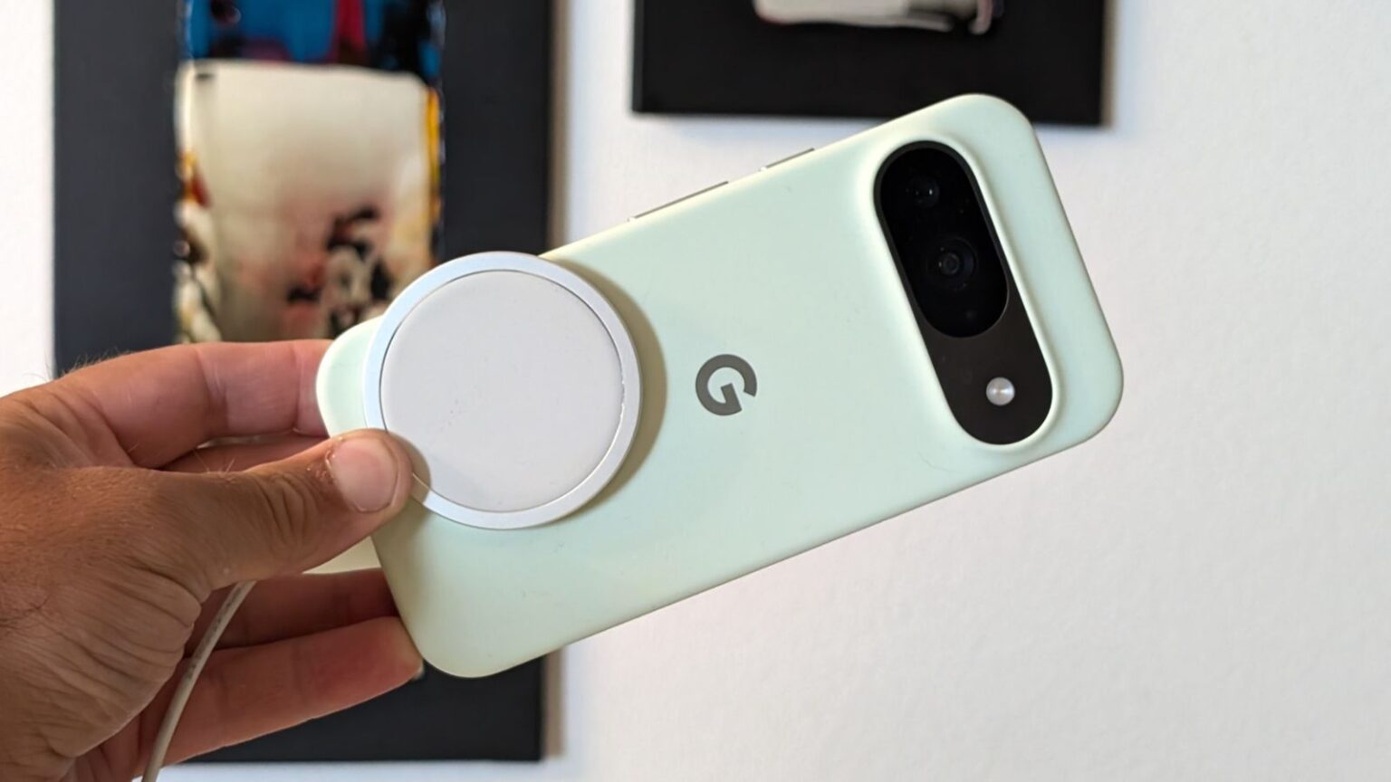 Google pensa alla ricarica wireless tramite display: depositato il brevetto