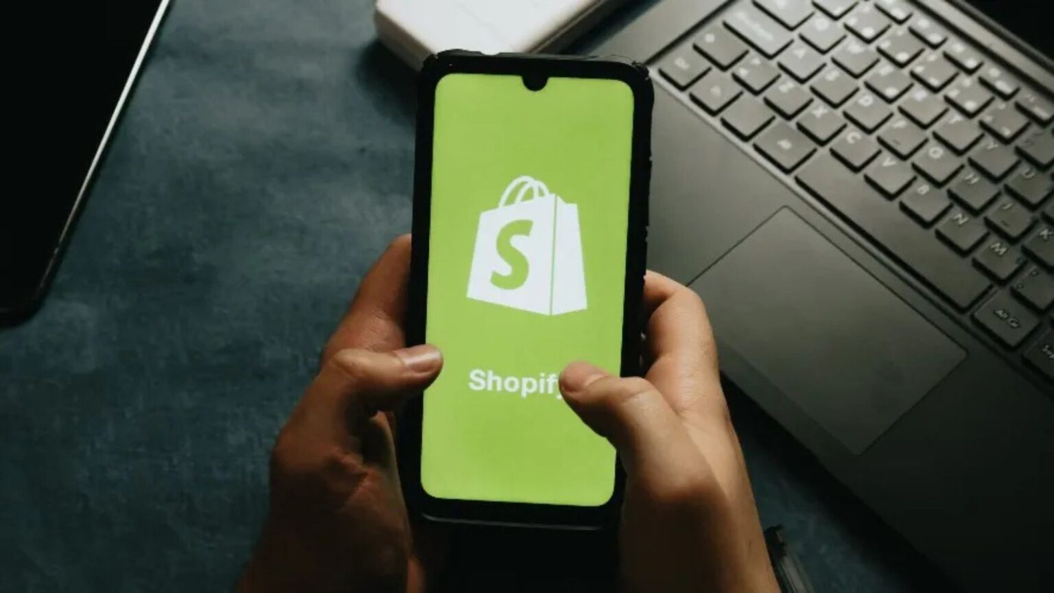 Shopify non ti assume se quel compito sa farlo un'AI, si accende il dibattito