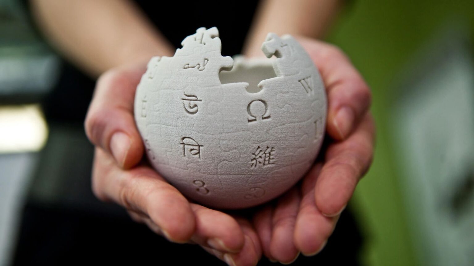 Wikipedia sfida lo scraping selvaggio: dati aperti agli sviluppatori AI