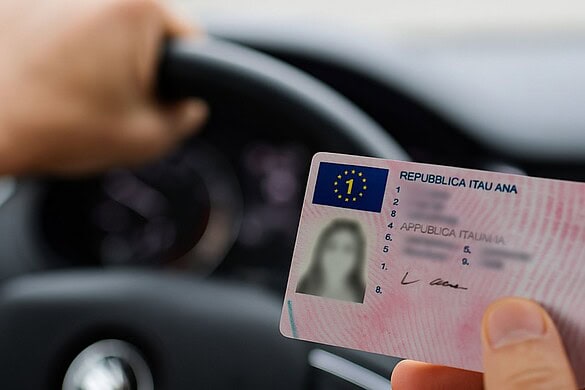 Nuovo Codice della Strada: è boom di patenti ritirate in Italia, sono oltre 16.000