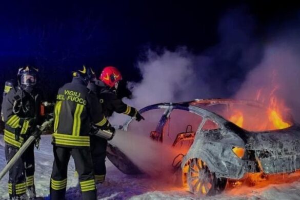 Esplosione in una stazione Supercharger Tesla: l’FBI avvia le indagini