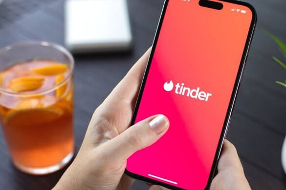 Tinder più sicuro: anche in Italia arriva la verifica del profilo con documenti e video