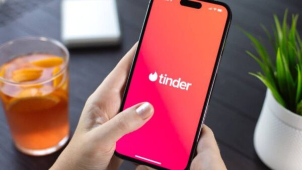 Tinder più sicuro: anche in Italia arriva la verifica del profilo con documenti e video