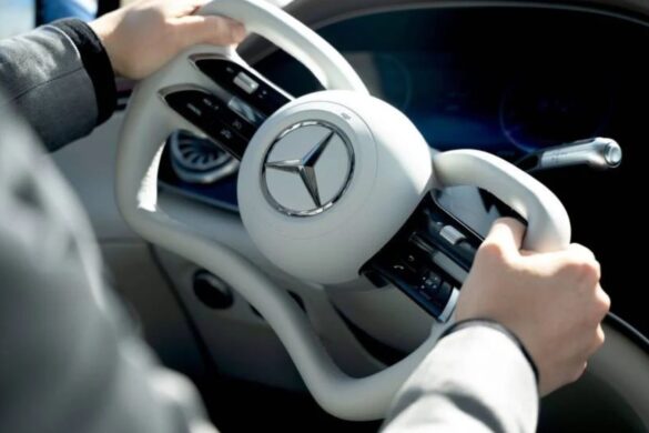 Mercedes, dal 2026 arriva il volante senza collegamento meccanico: solo segnali elettronici via cavo