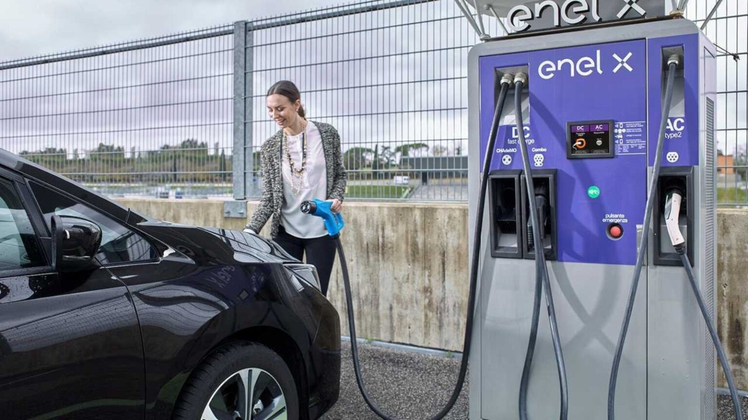 Enel X aggiorna le tariffe di ricarica per le auto elettriche: ora si risparmia