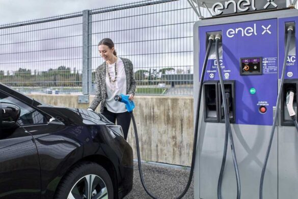 Enel X aggiorna le tariffe di ricarica per le auto elettriche: ora si risparmia