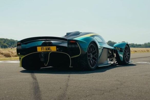 Aston Martin Valkyrie batte il record sul circuito di Top Gear: è l’auto di produzione più veloce