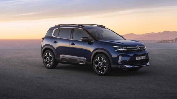 La nuova Citroën C5 Aircross si rinnova con design tagliente, motori elettrificati e un assistente vocale basato su ChatGPT.