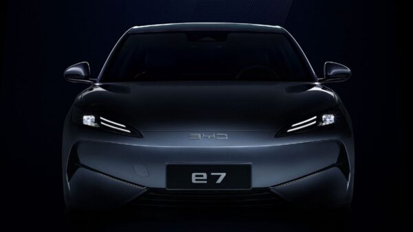 BYD E7: la berlina elettrica pronta a conquistare con innovative caratteristiche