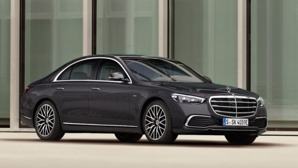 Mercedes Classe S 2025: guida autonoma e lusso oltre ogni limite