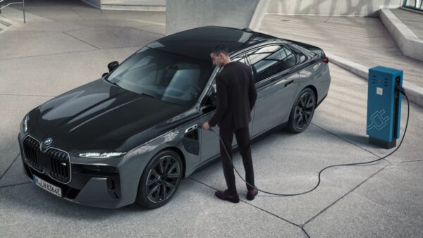 BMW spinge sull’elettrico: BEV in crescita, vendite globali in calo