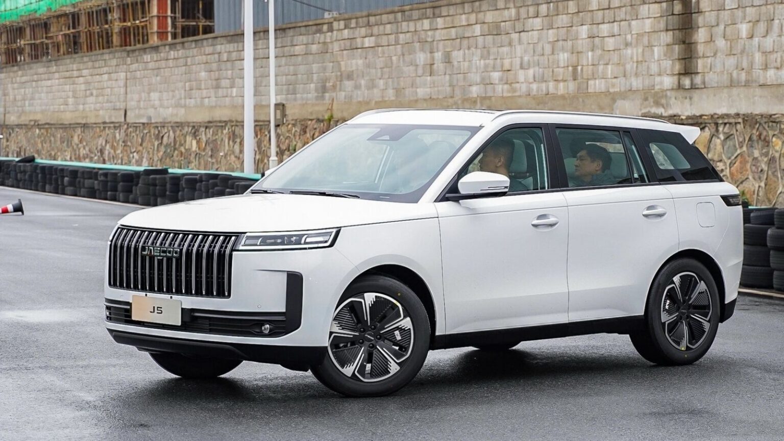 Jaecoo 5 al Salone di Shanghai: elettrica, benzina e molto altro