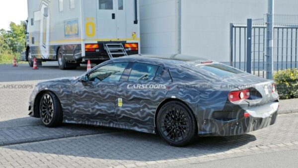 Mercedes-AMG annuncia la sua prima sportiva elettrica: debutto vicino
