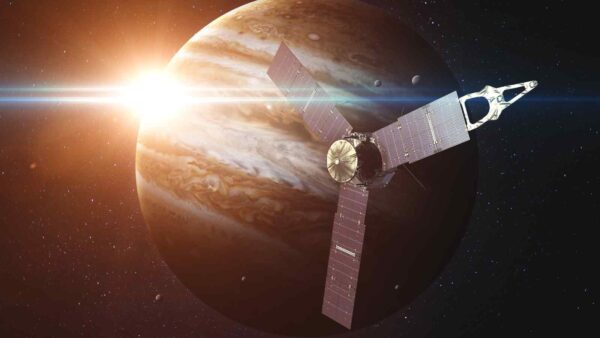 Durante un flyby ravvicinato, la sonda Juno è entrata due volte in safe mode, ma ora è di nuovo operativa e continua la missione su Giove.