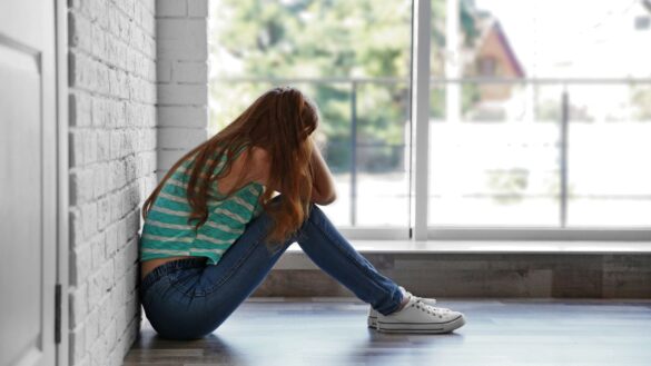 Allarme della premier danese: “I social rubano l’infanzia dei nostri figli”