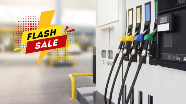 I prezzi dei carburanti stanno scendendo grazie alla guerra commerciale e al crollo delle quotazioni del petrolio, con ribassi moderati.