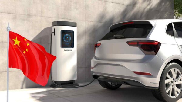 In Cina, BYD e Zeekr lanciano colonnine di ricarica ultraveloce da 1.000 e 1.200 kW, superando l'Europa nelle infrastrutture.