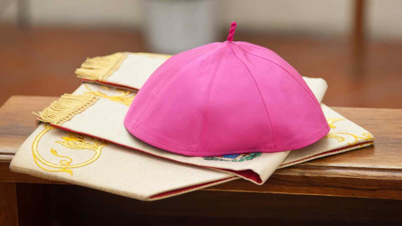 Il conclave 2025 si prepara a sfidare droni, satelliti e AI con misure di sicurezza estreme per proteggere il segreto dell’elezione papale.