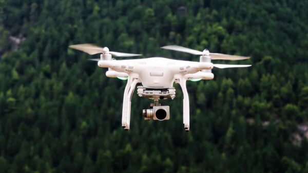 Un sistema IA permette ai droni di eseguire acrobazie autonome, anche in spazi stretti, senza schiantarsi contro gli ostacoli.