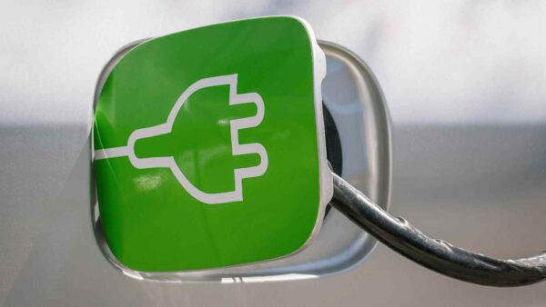 UE e Cina trattano prezzi minimi per le auto elettriche, possibile alternativa ai dazi nel tentativo di evitare una guerra commerciale.