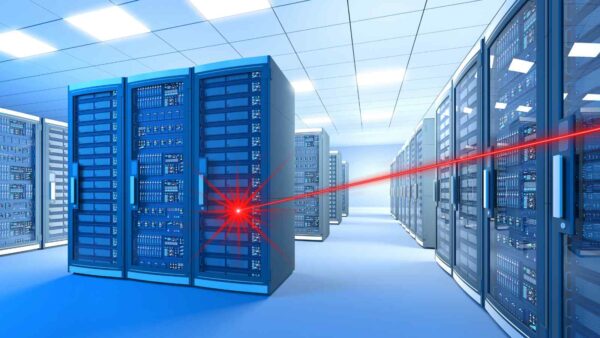 Un laser e una piastra fotonica potrebbero rivoluzionare il raffreddamento dei data center, riducendo costi e migliorando prestazioni.