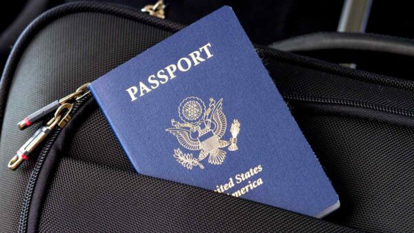 GPT-4o può generare passaporti falsi incredibilmente realistici, sollevando preoccupazioni per la sicurezza online e truffe.