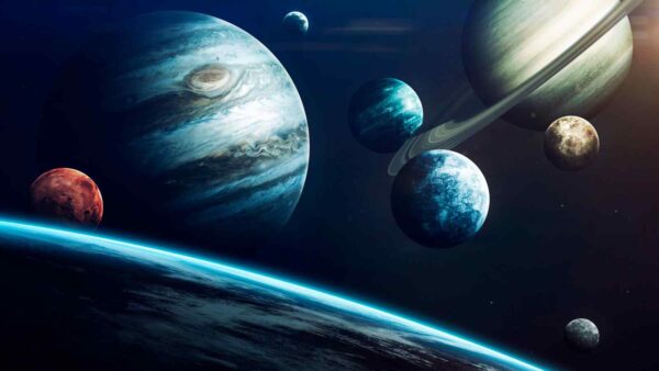Scoperto un pianeta che orbita “in verticale” attorno a due nane brune: un sistema raro che sfida le regole dell’astronomia.