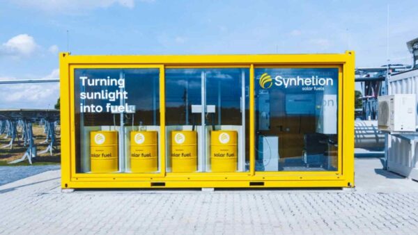 Synhelion rilancia l'energia solare a concentrazione, trasformando il calore in carburante sintetico per l'aviazione e l'industria.