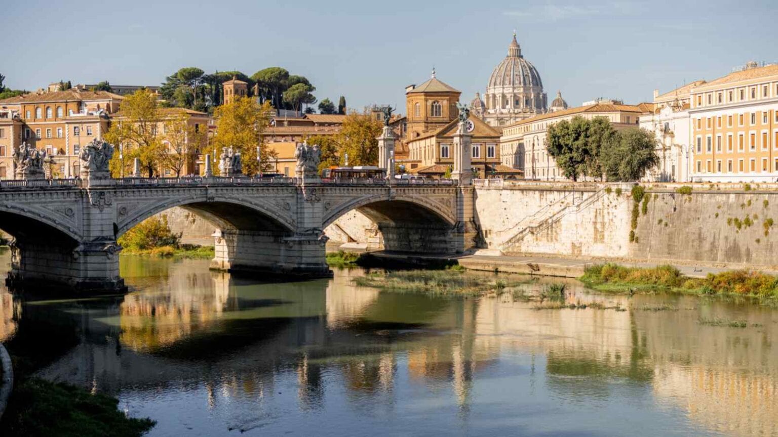 I fiumi europei, incluso il Tevere, sono gravemente contaminati da microplastiche, con gravi rischi per ambiente e salute.