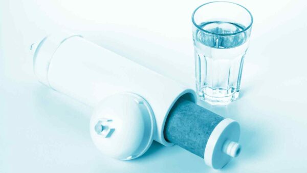 Un team italiano ha sviluppato filtri al grafene per rimuovere i contaminanti invisibili dall'acqua, una soluzione concreta e scalabile.