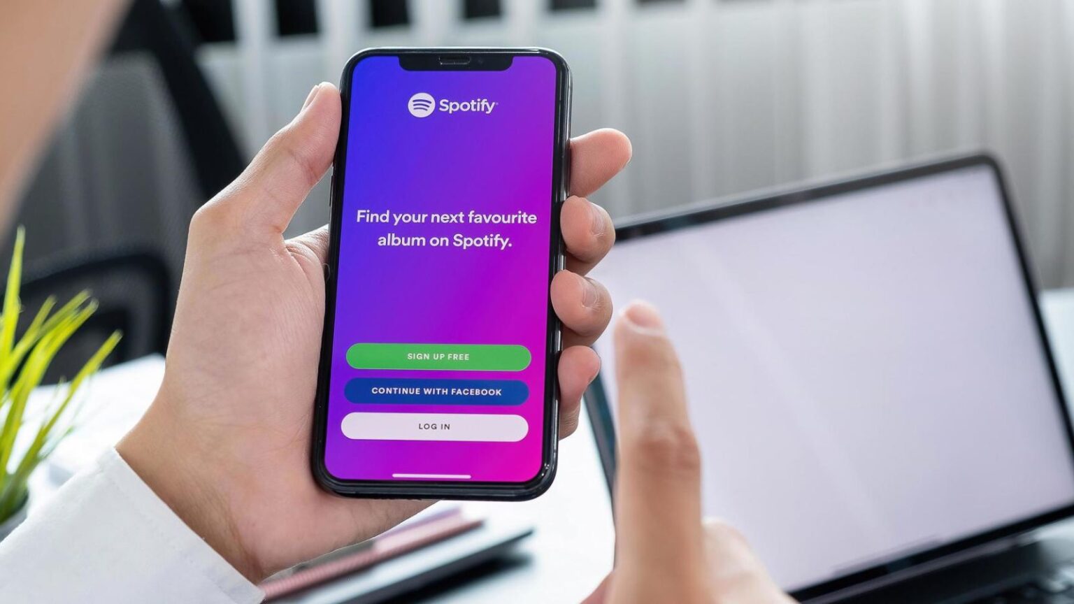Spotify, gli utenti Apple potranno acquistare audiolibri direttamente su iPhone